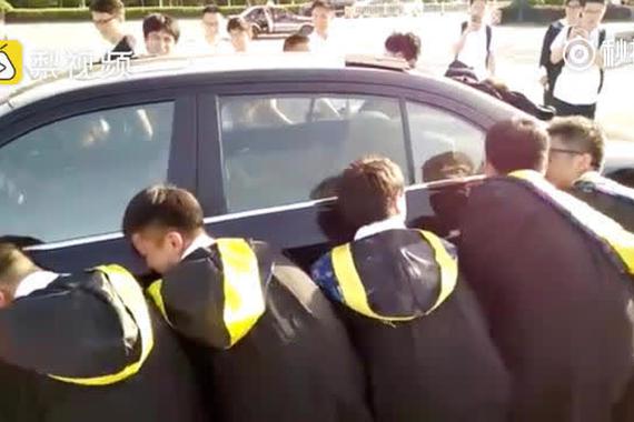 私家车违停影响拍毕业照，学生把车抬走了