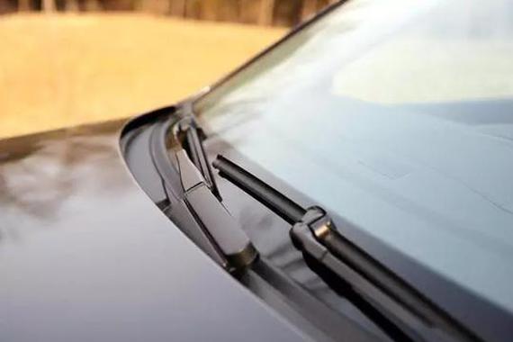 雨天汽车没了雨刮器，就等于没了视野！