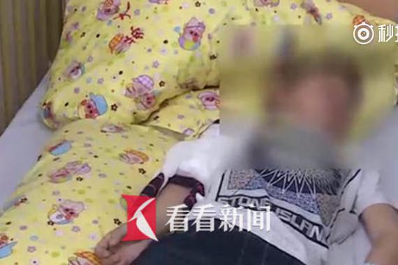 轿车开门撞倒电瓶车 男童遭后车后车碾压