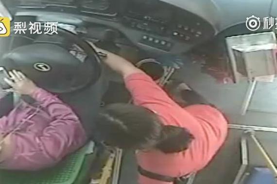 家门口下车被拒，她竟拔了公交钥匙