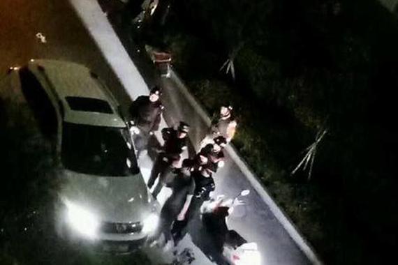 男子开车高校表白：竟被保安带走