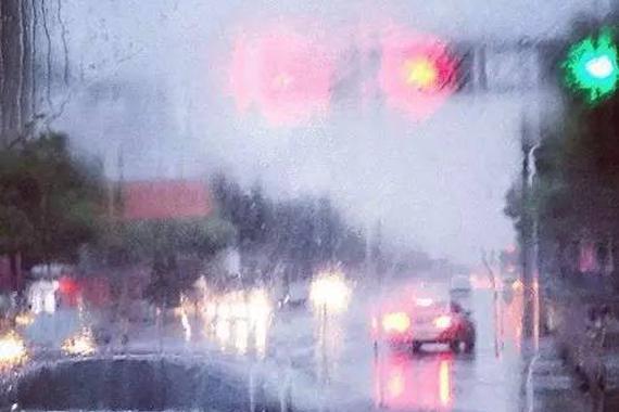 雨天行车隐患多，玻璃不清更要命！