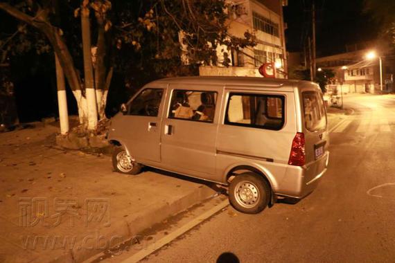 蹊跷！面包车深夜撞上大树 驾驶人凭空玩起“消失”