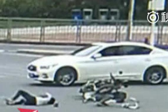 视频：男子闯红灯被撞飞 起身走五步身亡
