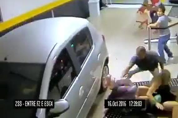 视频：疯狂女司机！撞人后迅速逃跑