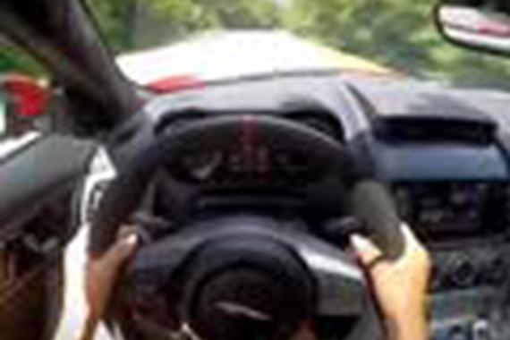 视频：看女司机第一视角狂飙爱车