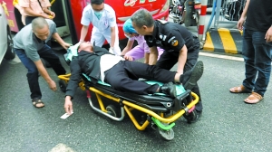 男子驾车突然趴倒在方向盘 民警忙救援