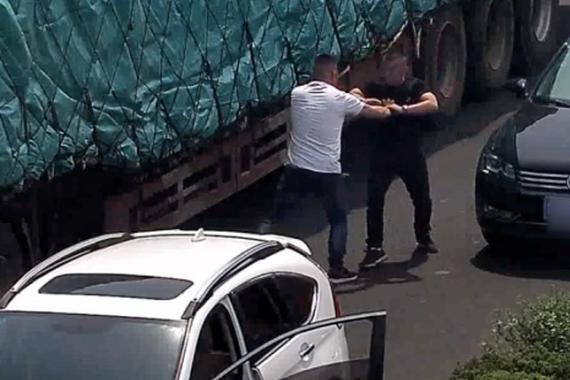 视频：武林高手狭路相逢 2男高速上打拳击