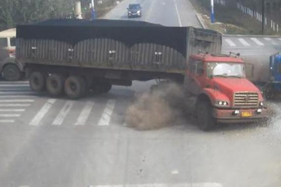 视频：大货车惨烈交通事故合集