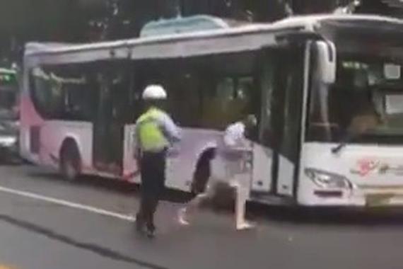 视频：当着交警的面碰瓷！结果太惨了