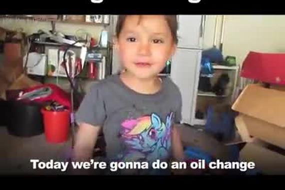 视频：别人家的孩子，从小就会换机油