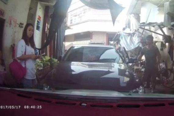 视频：两车窄路相遇 疯狂的路怒症现场！