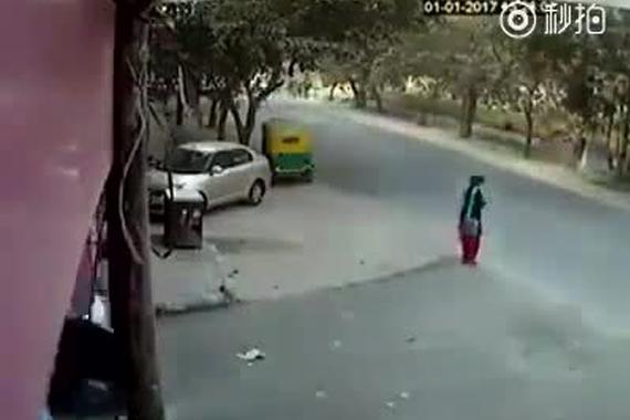 视频：酒驾还想逃，路人合力捉拿