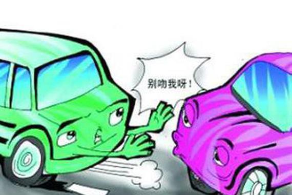 新手开车注意“六不跟”，教你防追尾