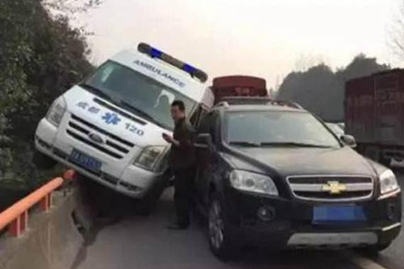 闯红灯扣6分，不闯扣3分还可能拘留