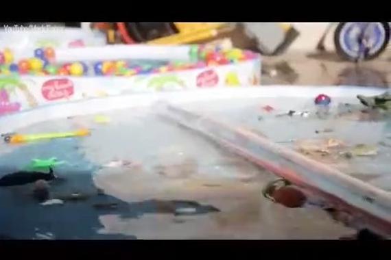 视频：玩具赛车新玩法，大片即视感