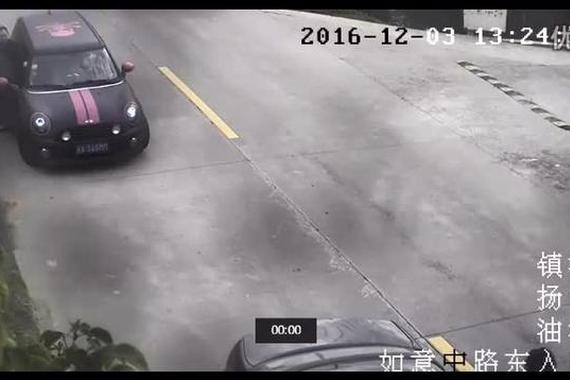 视频：男子见老友急下车 结果...