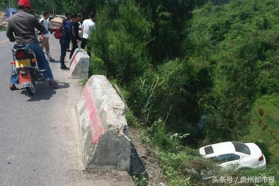 油门刹车分不清 女司机驾车翻下高坎