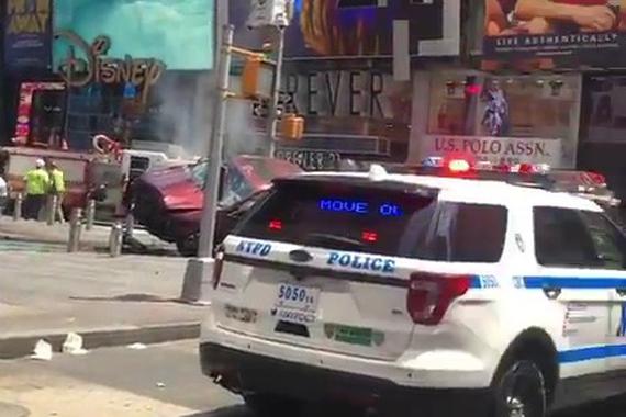 汽车冲上纽约时报广场 致至少10人受伤