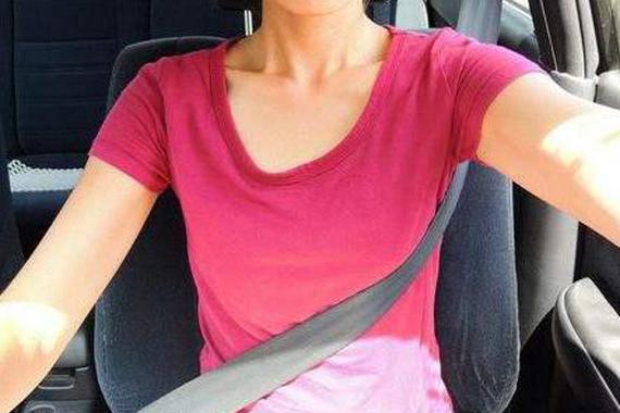 这样系安全带不罚你罚谁，都被交警抓现行