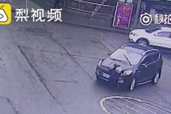 视频：女子低头过马路 被撞轧身亡