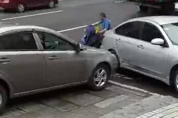 视频：违停在了路口？这位司机脾气太大