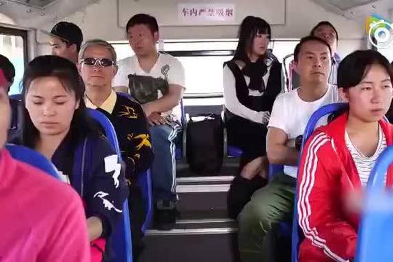 视频：公交车糗事，全车人都看不下去了