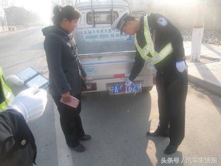 后视镜系红绳的车子 老司机都会主动避让