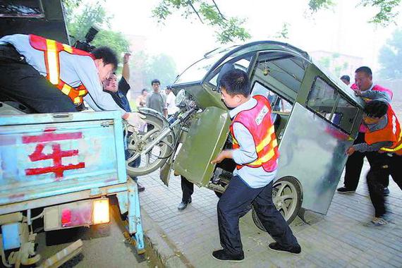 惹不起躲得起 行驶中尽量避让的7类车