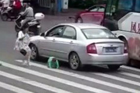 视频：车祸就在眼前！家长们引以为戒啊