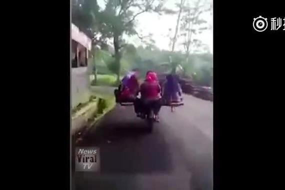 视频:又开挂！印度一辆摩托车载8人狂飙