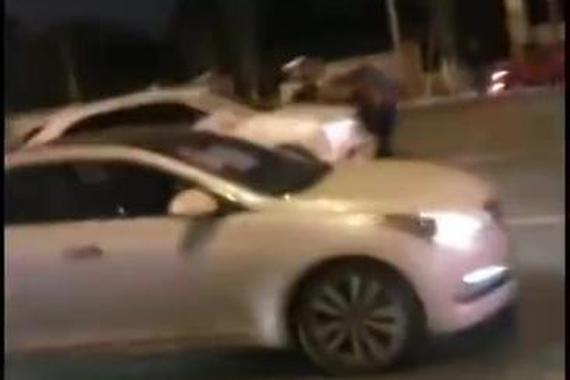 视频：交警在执勤！白色轿车暴力突围