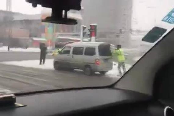 视频：网爆交警雪中作秀帮面包车推车