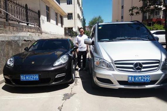 朋友走之前竟然送我一台奔驰和保时捷