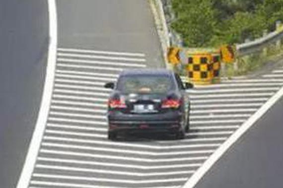 压流线区掉头、停放，处罚一百，记三分！