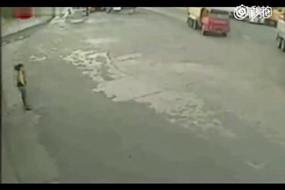 视频：又是个不系安全带的笨笨