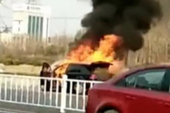 轿车突起火烧死2岁女童 父亲跪地痛哭