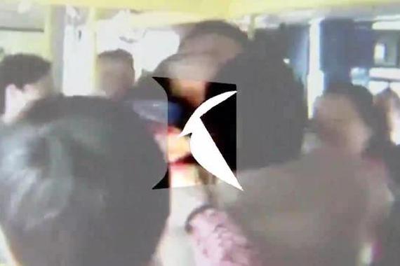 视频:为了抢一座位 大妈和小伙车厢开斗