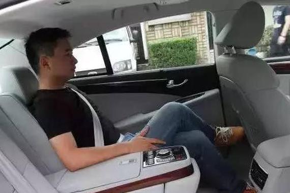 最危险的10种坐车姿势，不是重伤就是残！