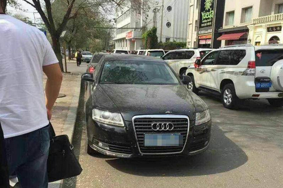 撞坏奥迪等一夜 车主不要赔偿还送工作!