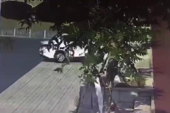 女司机忘拉手刹 爱车溜进河中“洗澡”