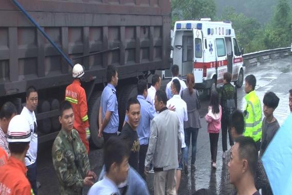 视频：两车相撞 警民齐力救出伤者