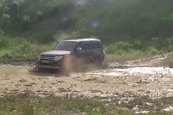 视频：宝马X5越野挑战三菱帕杰罗 