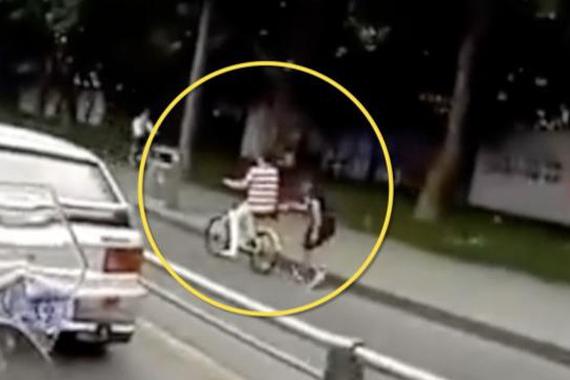 骑手大叔一声吼，小偷马上还回盗窃物