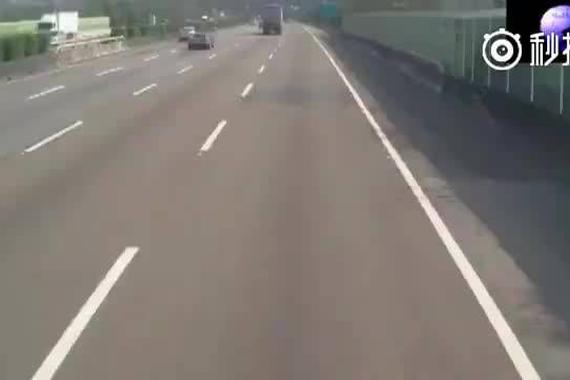小货车爆胎失控 后面车居然躲过一劫