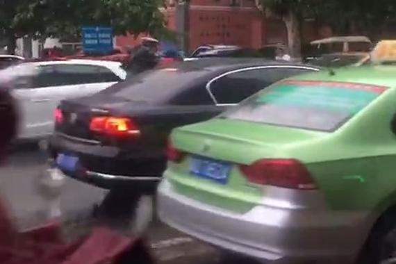 视频：暖！阿姨为执勤交警送雨衣