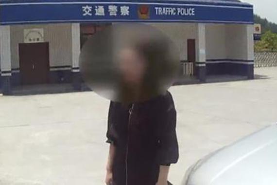 视频：女主播违章被查 粉丝1万还敢拘我？