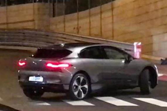 捷豹首款纯电动SUV I-PACE惊现街头