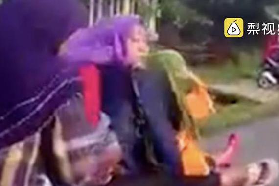 视频：又开挂！印度一辆摩托车载8人狂飙