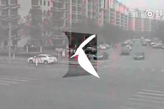 女司机吵架后开斗气车 闯红灯致母亲丧命